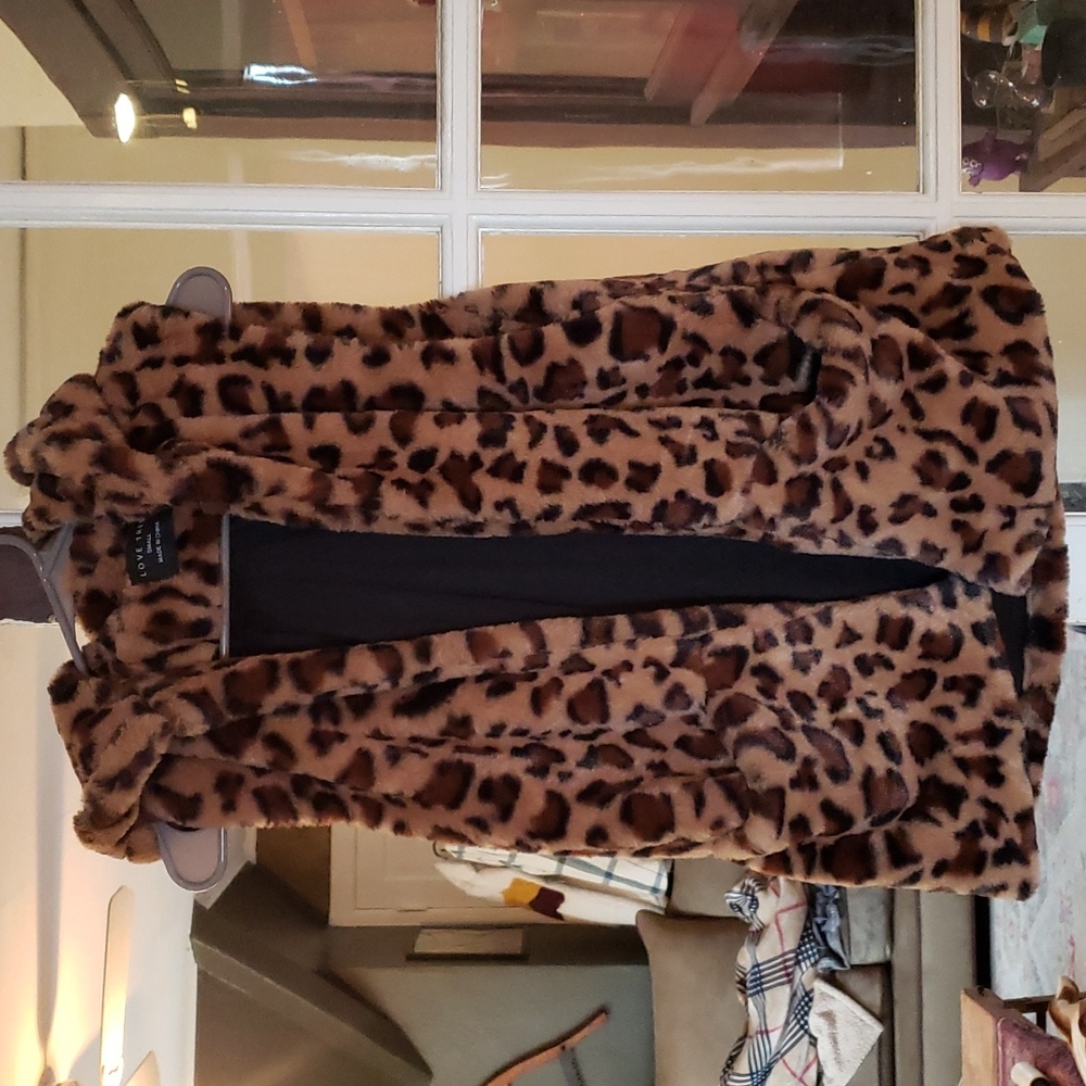 Faux fur, hooded vest